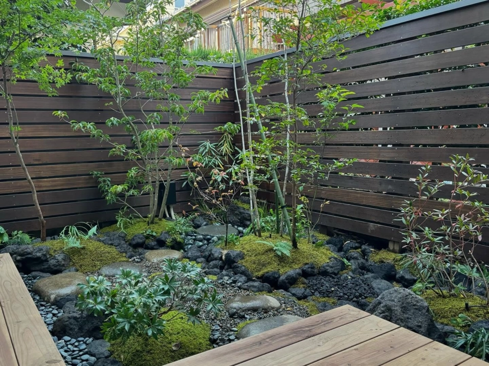 Bộ bàn ghế cho sân vườn nhỏ bằng gỗ mộc mạc