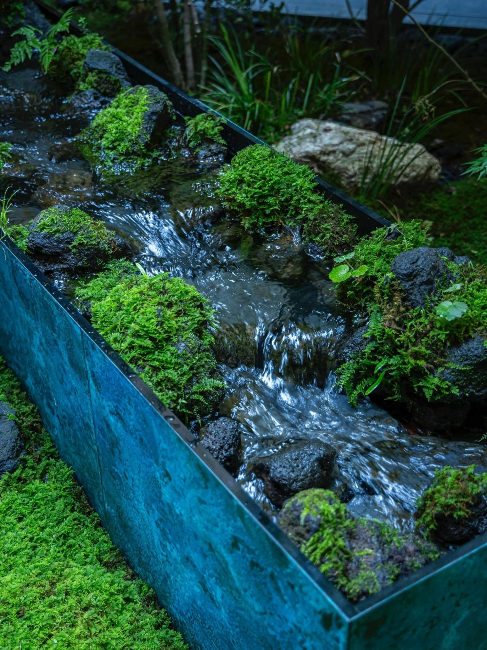 Mẫu sân vườn nhỏ lát đá kết hợp cỏ nhân tạo