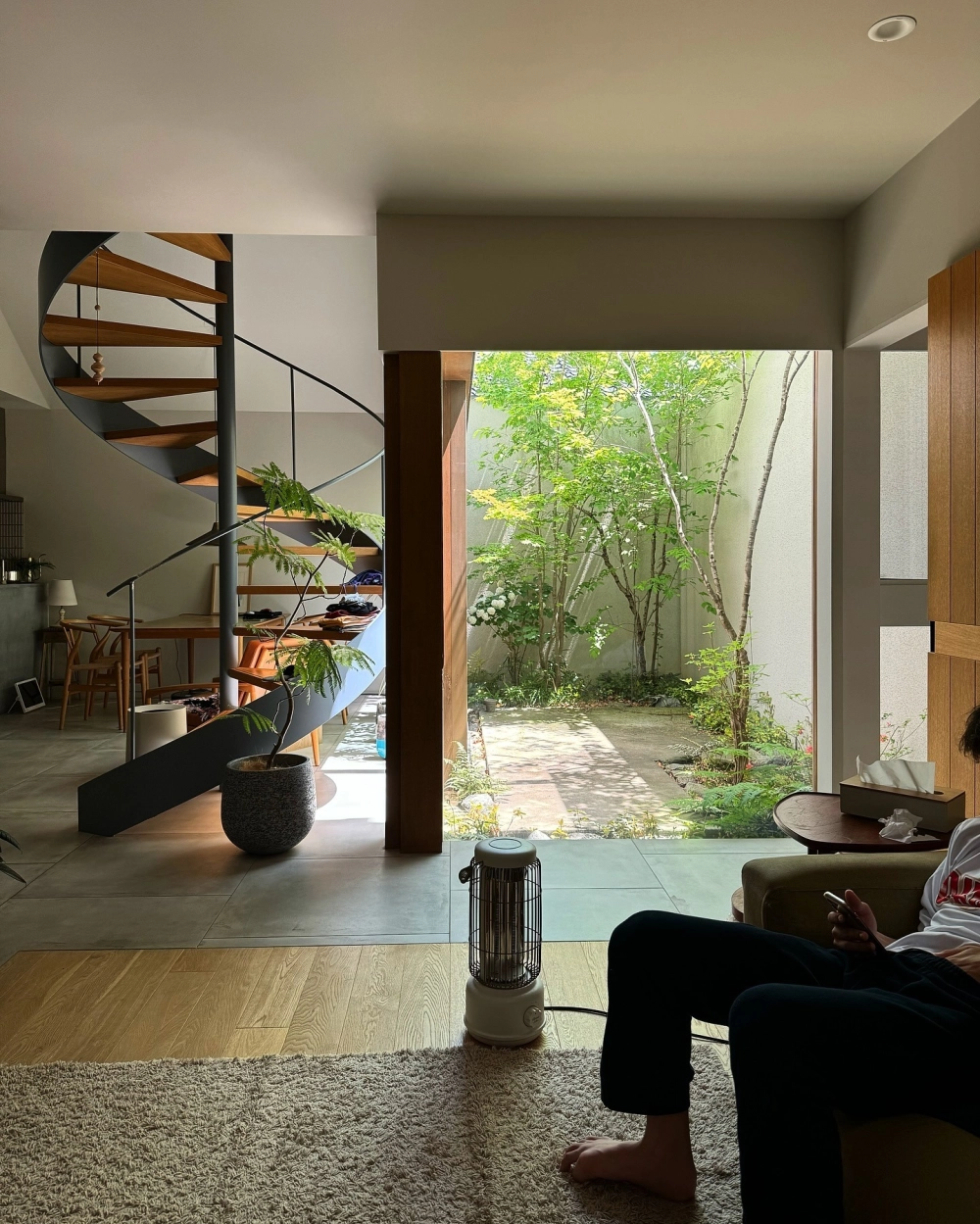 Tận dụng sân vườn nhỏ góc nhà làm nơi đọc sách