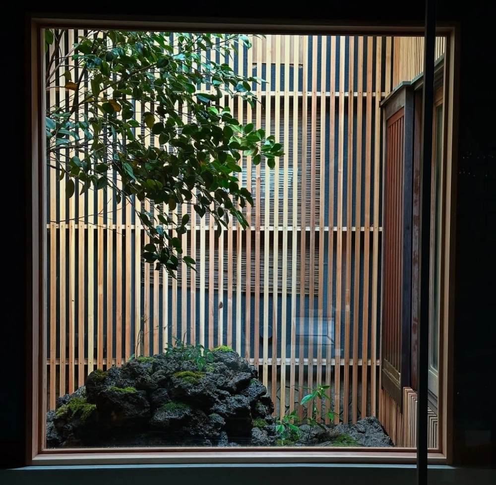 Thiết kế sân vườn nhỏ đẹp đơn giản với lối đi lát sỏi