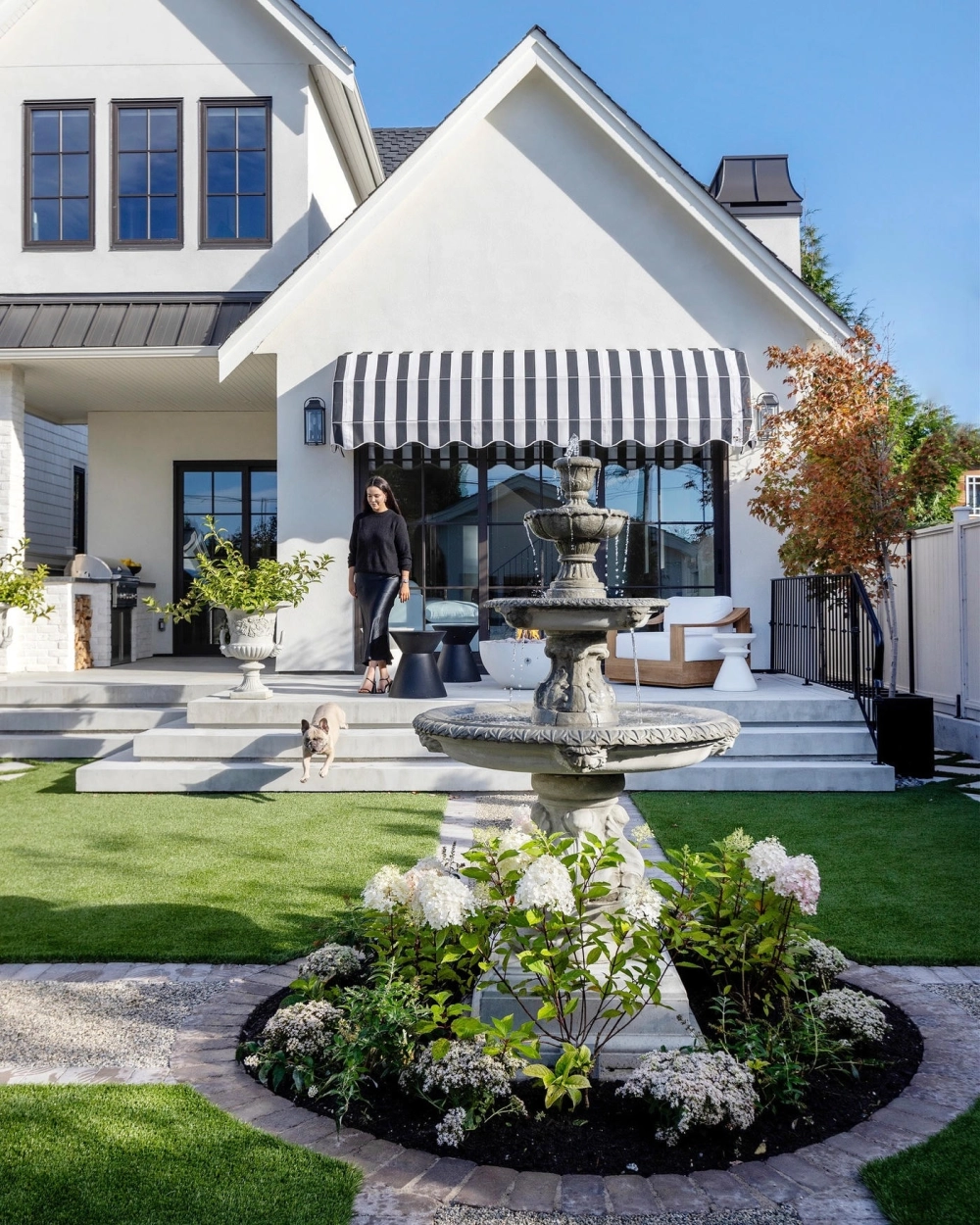 Mẫu sân vườn phong cách Châu Âu với bố cục đối xứng và đài phun nước nghệ thuật