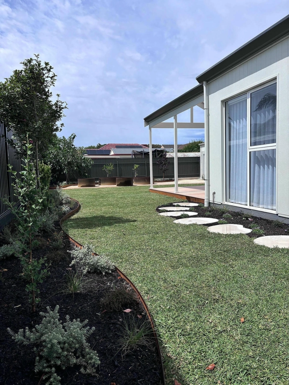 Gạch lát sân vườn Châu Âu chống trơn trượt mang vẻ đẹp cổ kính