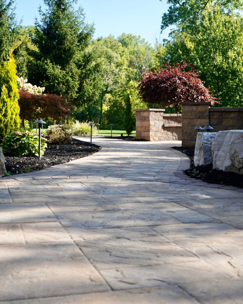 Lối đi lát đá sân vườn Châu Âu kết hợp cỏ xanh xen kẽ