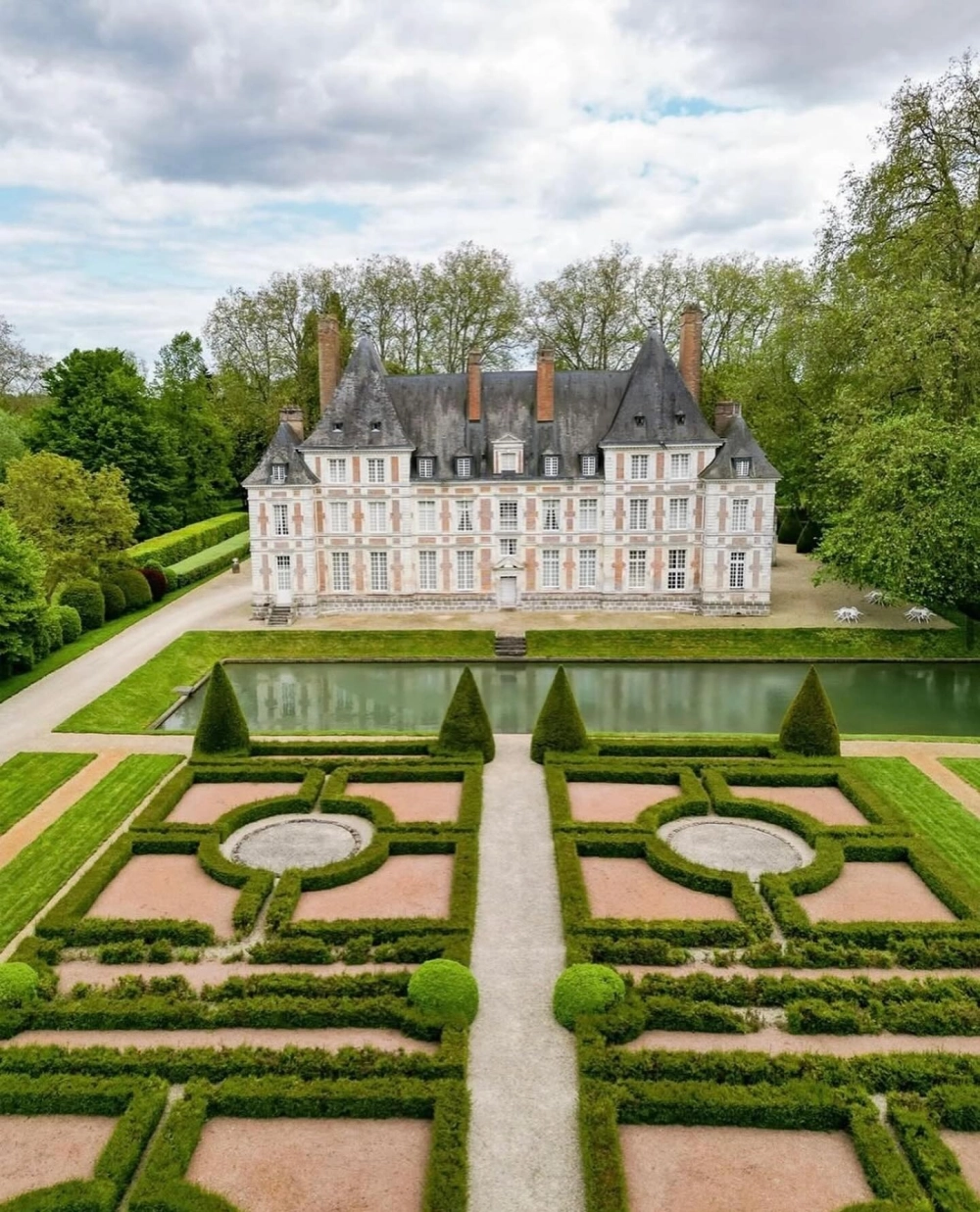 Hàng rào hoa hồng sân vườn Châu Âu nở rộ rực rỡ sắc màu