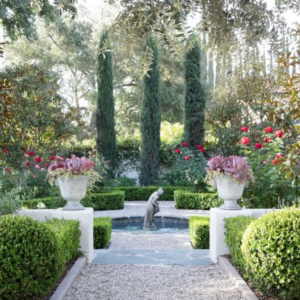 Lối đi lát đá sân vườn Châu Âu dẫn vào sảnh chính ngôi nhà