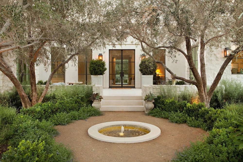 Đài phun nước sân vườn Châu Âu làm tâm điểm cho không gian xanh