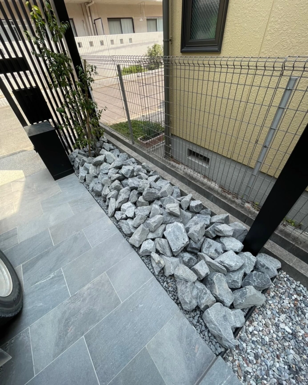 Cách bố trí sỏi trang trí sân vườn cho biệt thự hiện đại