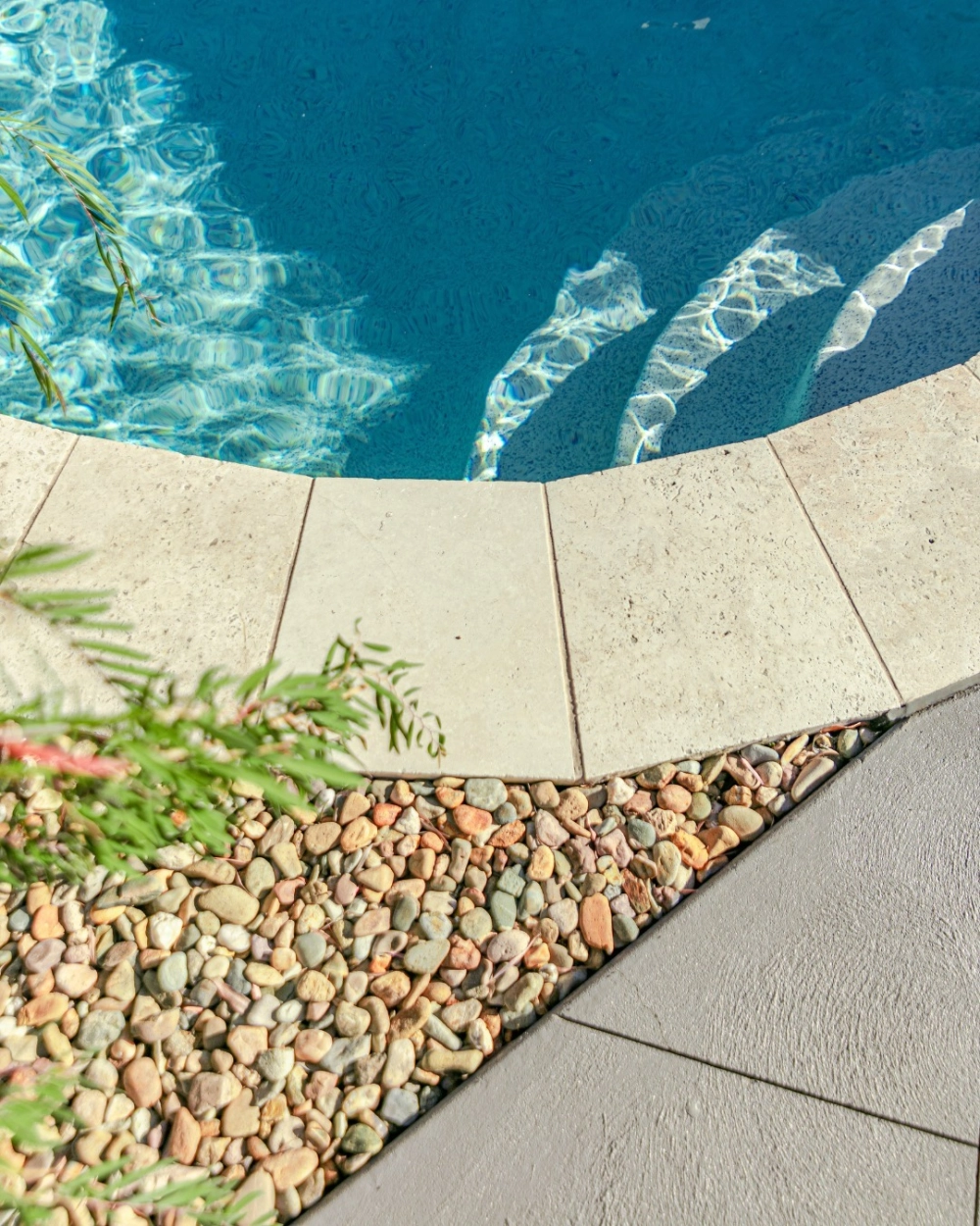 Những viên sỏi cuội lớn trang trí tạo điểm nhấn cho góc vườn