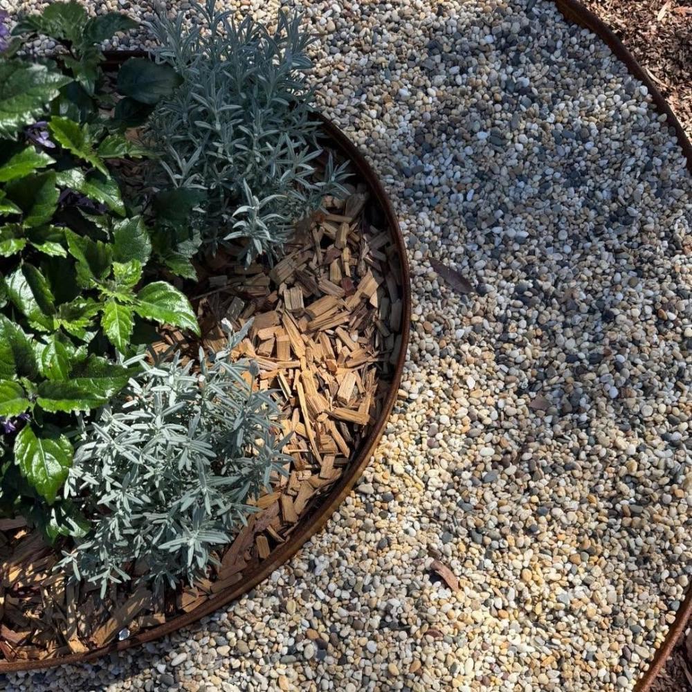 Sử dụng sỏi vàng quay làm nổi bật không gian tiểu cảnh