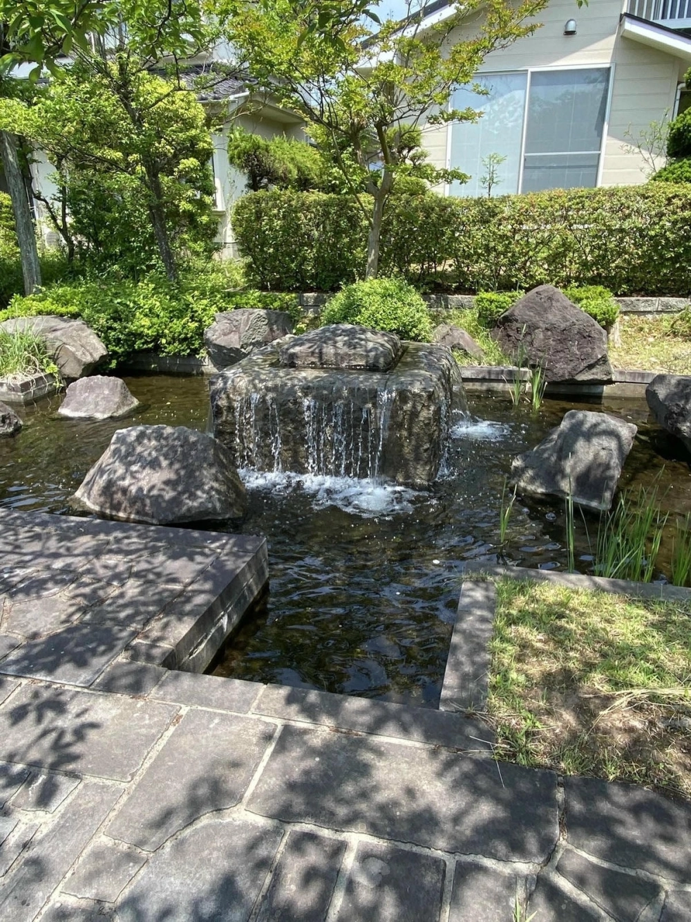 Lắp đặt hệ thống bơm thác nước sân vườn công suất lớn