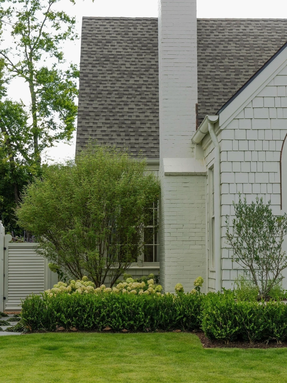 Mẫu thi công sân vườn biệt thự cao cấp với hồ bơi sang trọng