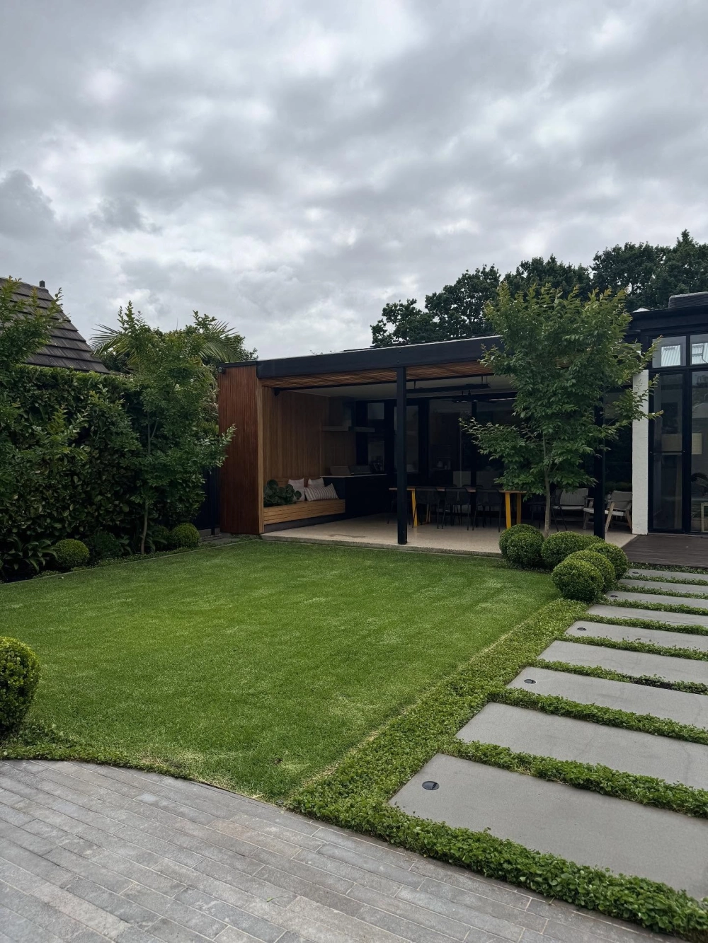 Thiết kế cảnh quan đường phố với dải phân cách xanh