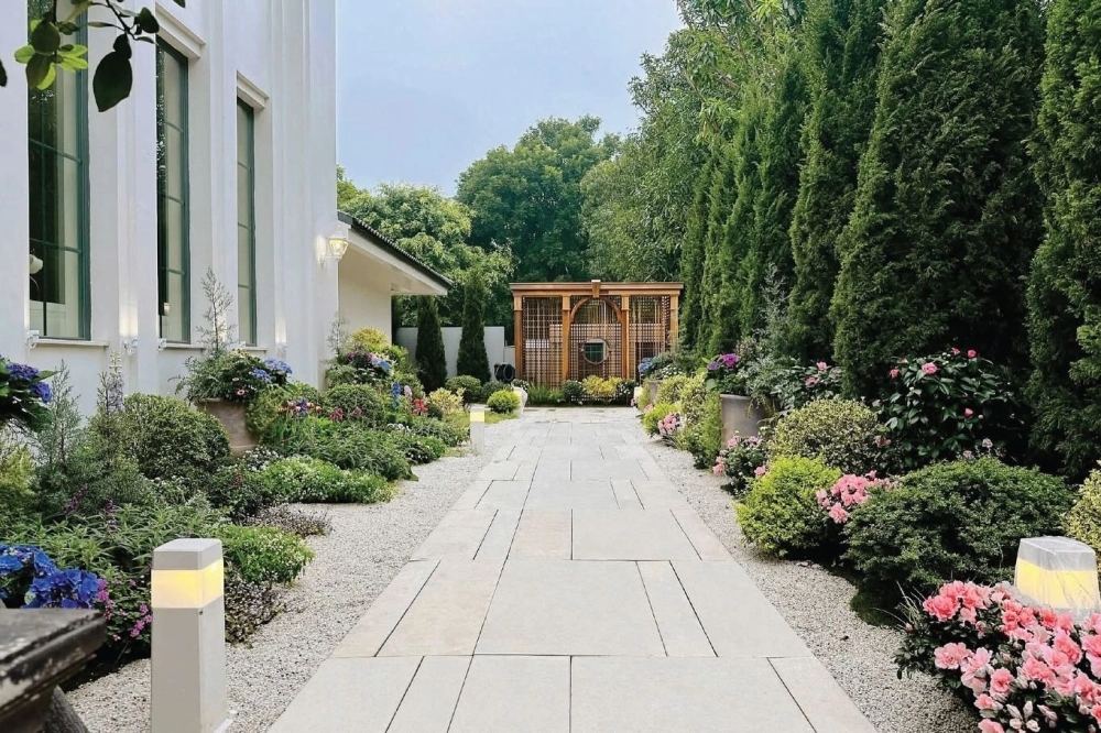 Mẫu thiết kế sân vườn kiểu mỹ phóng khoáng và tự nhiên