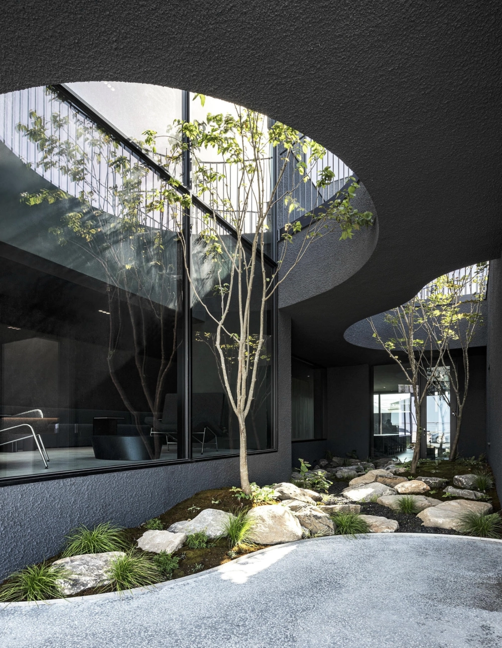 Ốp tường đá giếng trời đẹp mắt với đá tự nhiên