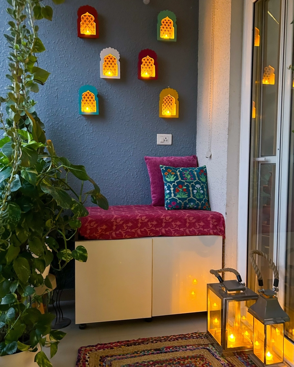 Mẫu thiết kế trang trí ban công chung cư đẹp hiện đại với sàn nhựa giả gỗ ấm áp