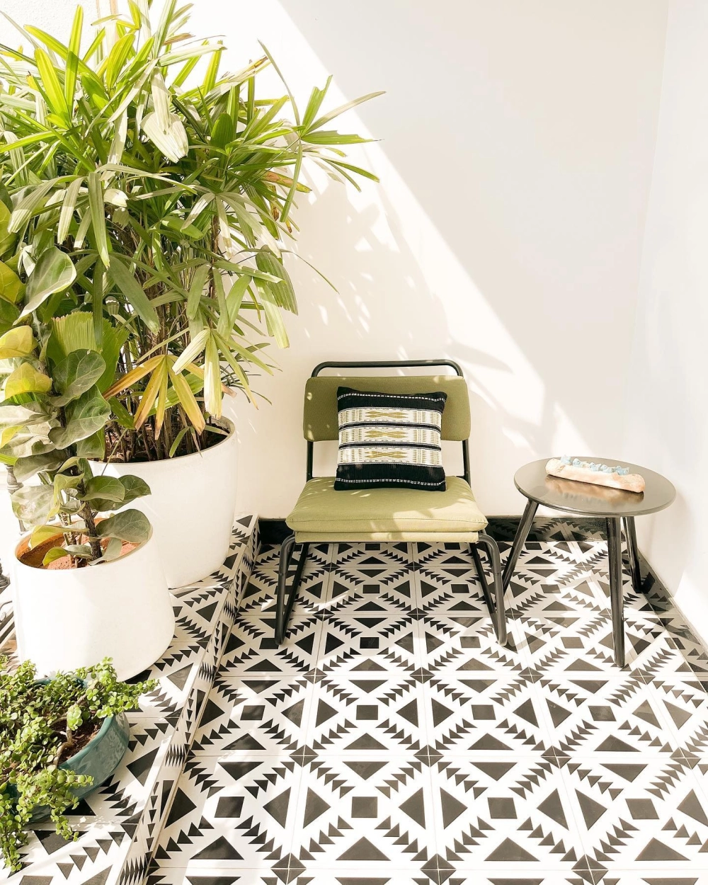 Tự trang trí ban công chung cư giá rẻ bằng vật liệu tái chế