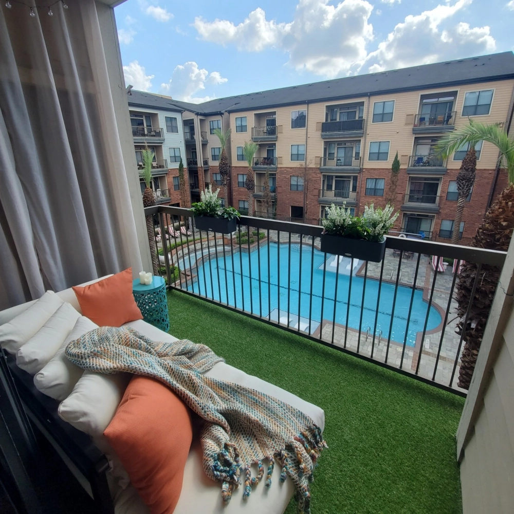 Chiếc xích đu cho ban công chung cư tạo điểm nhấn thư giãn