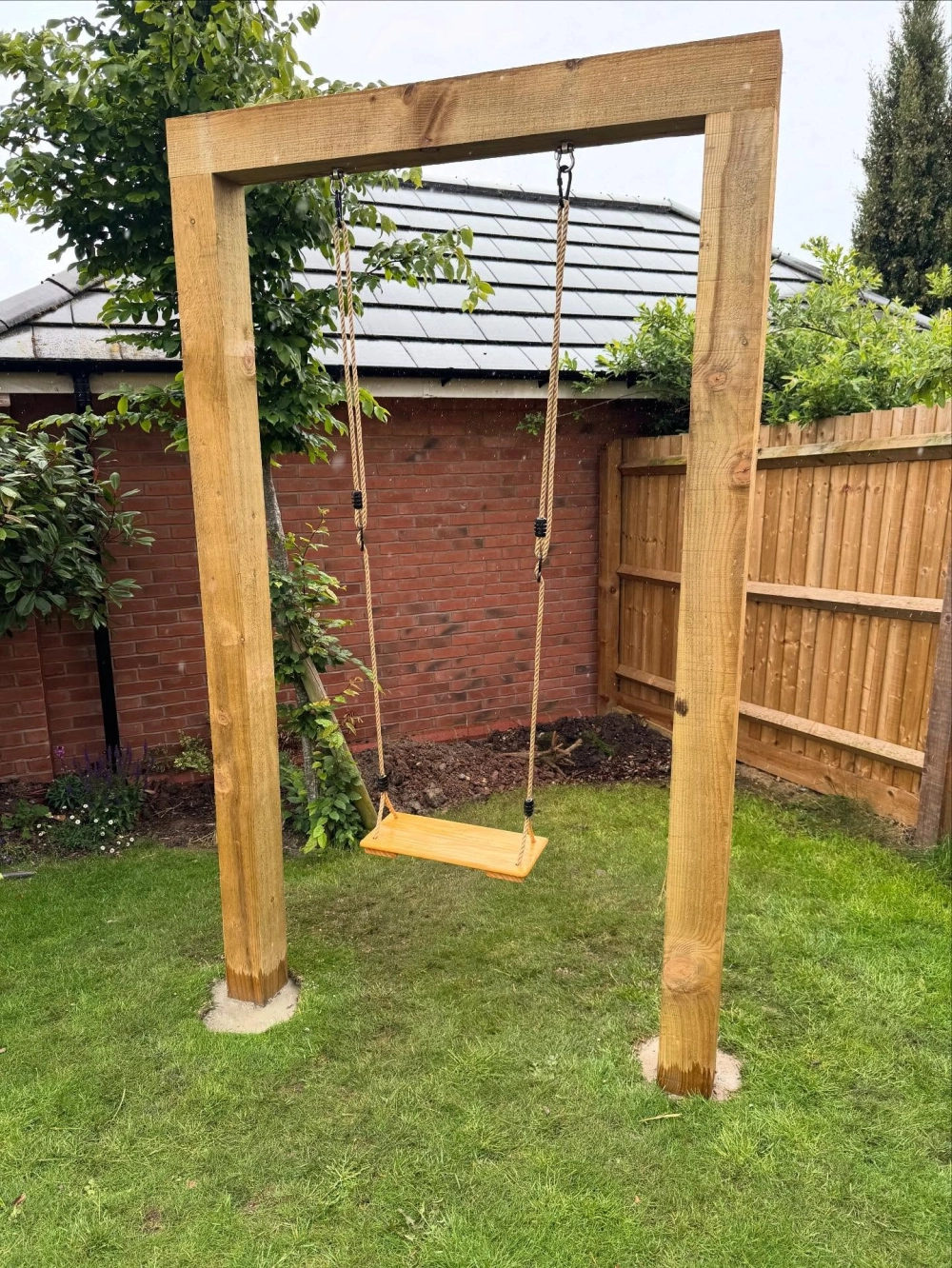 Kiểu xích đu sân vườn đơn giản cho nhà phố