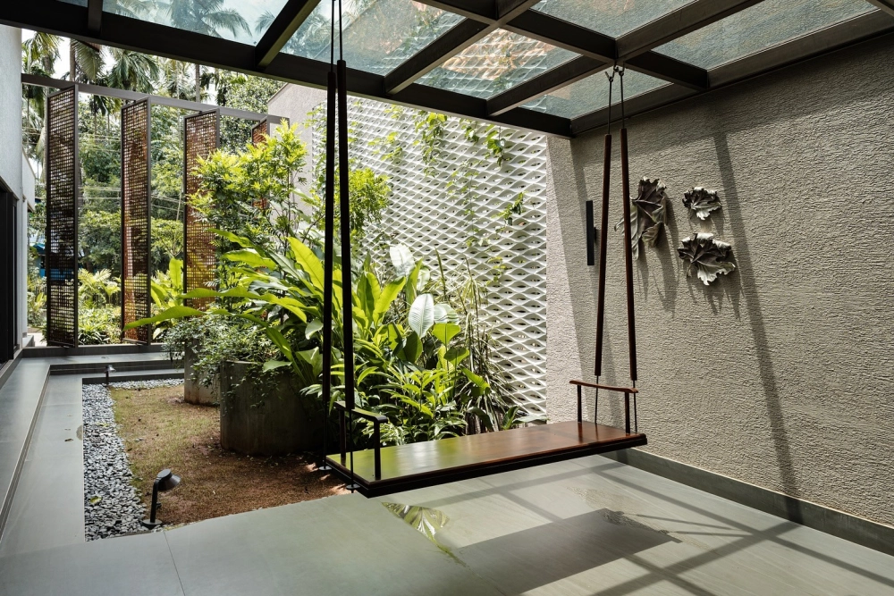 Mẫu xích đu sân vườn inox sáng bóng và chắc chắn