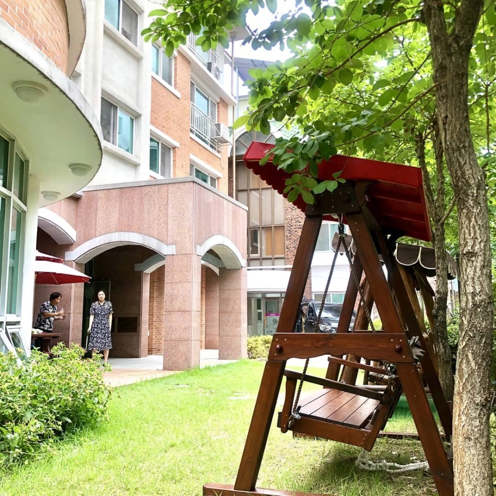 Kiểu xích đu giọt nước độc đáo trang trí góc vườn