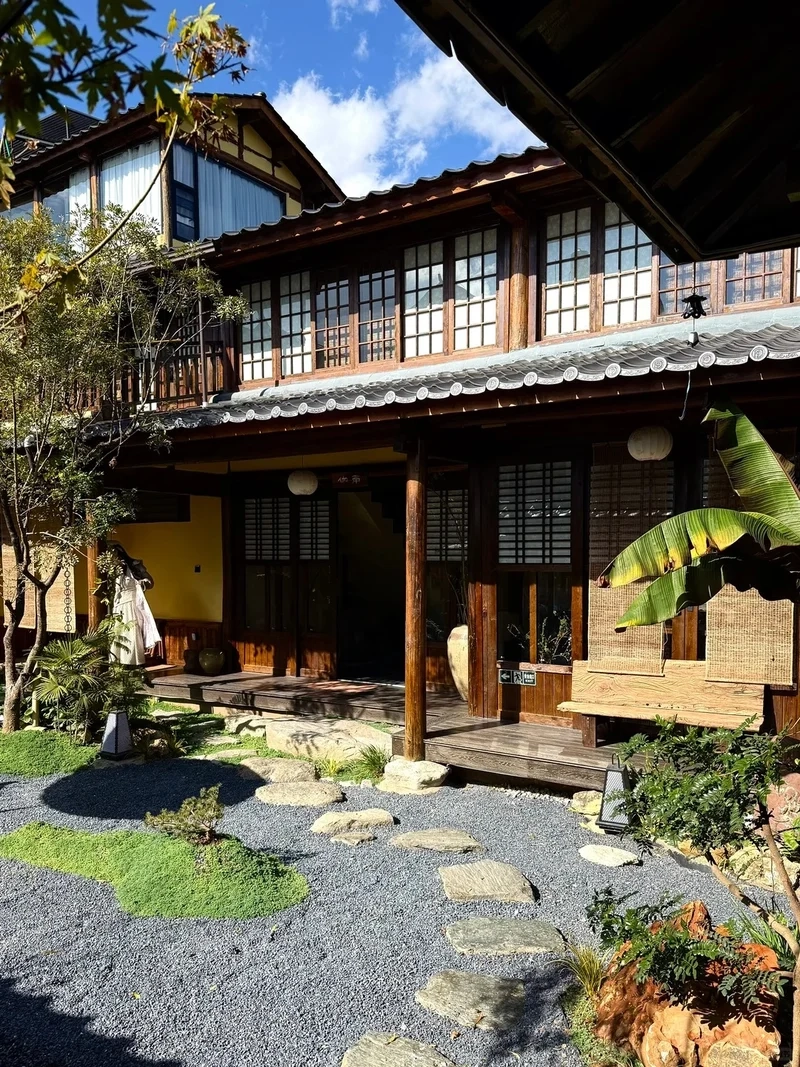 Sân vườn nhà cổ sang trọng nhờ mẫu sân vườn phong cách Trung Hoa sân vườn nhà cổ