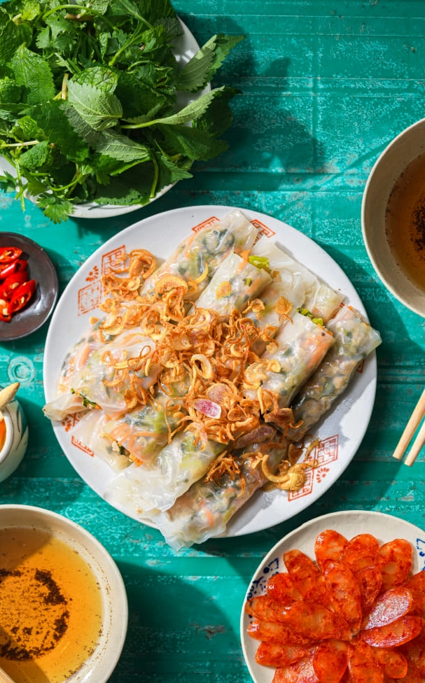 Bánh Xuân Thái dân dã gợi bối cảnh ẩm thực truyền thống vùng núi nơi rêu đá được trân trọng