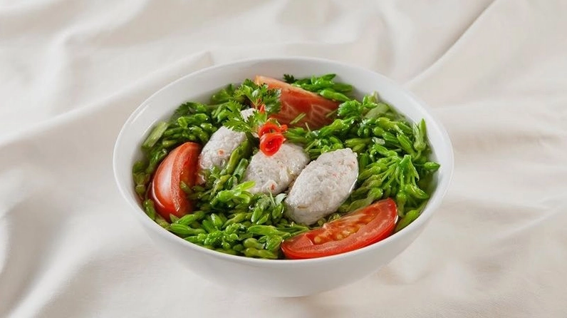 Bát canh chua Hoa thiên lý với màu nước trong, rau xanh và hoa non nổi bật trên mặt bát