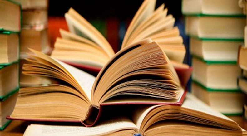 Bìa sách mới xuất bản liên quan đến Hoa Cỏ May với hình ảnh trang nhã và cảm giác văn chương sâu lắng