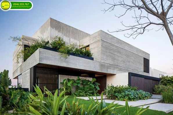 Biệt thự có sân vườn đẹp với thảm cây xanh bao quanh không gian sống