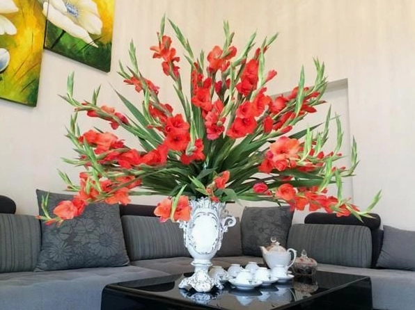 Bình Hoa Lay Ơn đỏ nở đều, sắc hoa thắm và nổi bật trong bố cục cắm trang trọng
