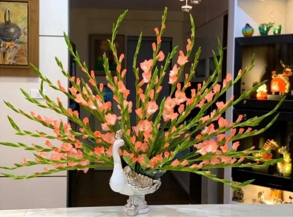 Bình Hoa Lay Ơn ngày Tết cắm trong lộc bình cao, các cành xòe đẹp và tạo thế vươn lên ấn tượng