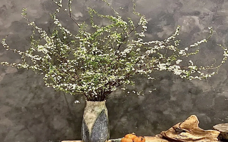 Bình Hoa Tuyết Mai được bày trí sang trọng trong không gian nội thất trang nhã và sáng sủa