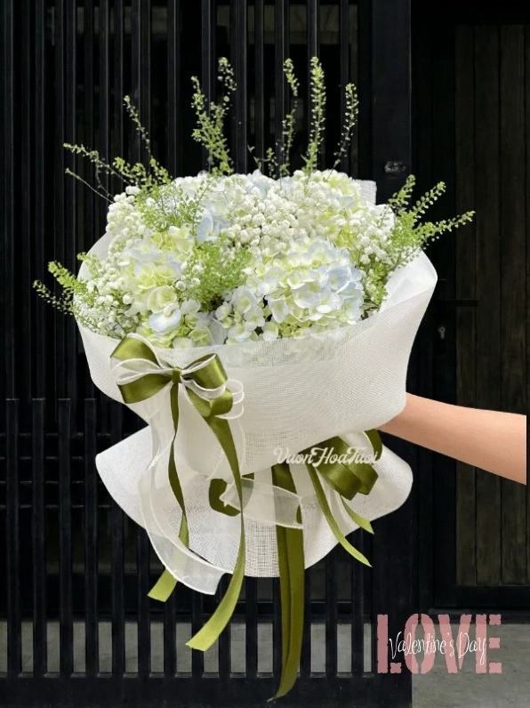 Bó Cẩm Tú Cầu kết hợp phong cách mềm xốp hài hòa với lớp hoa nền như mây trắng