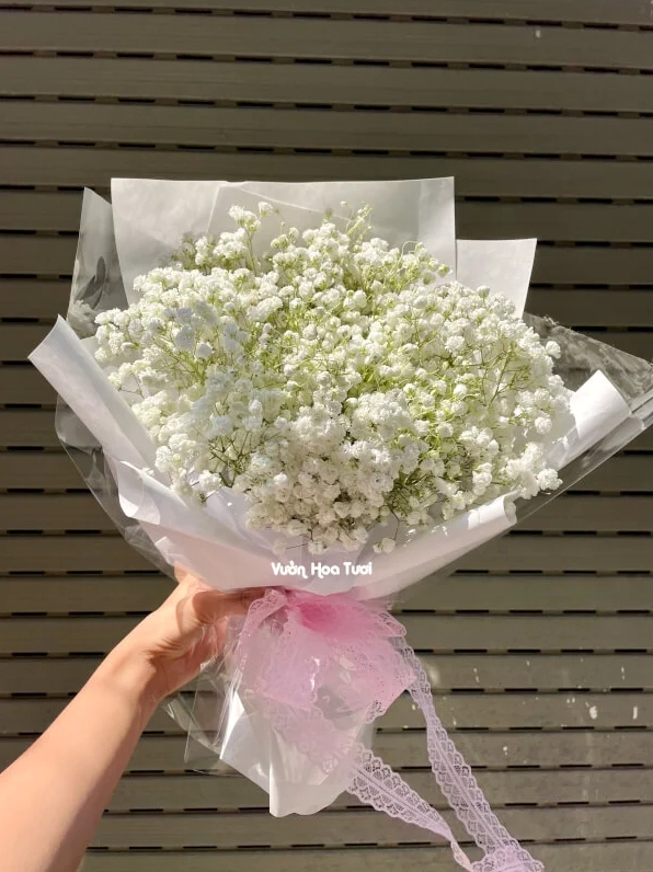 Bó Hoa Baby Hà Lan trắng được gói trang nhã tôn lên vẻ thanh sạch và dịu dàng