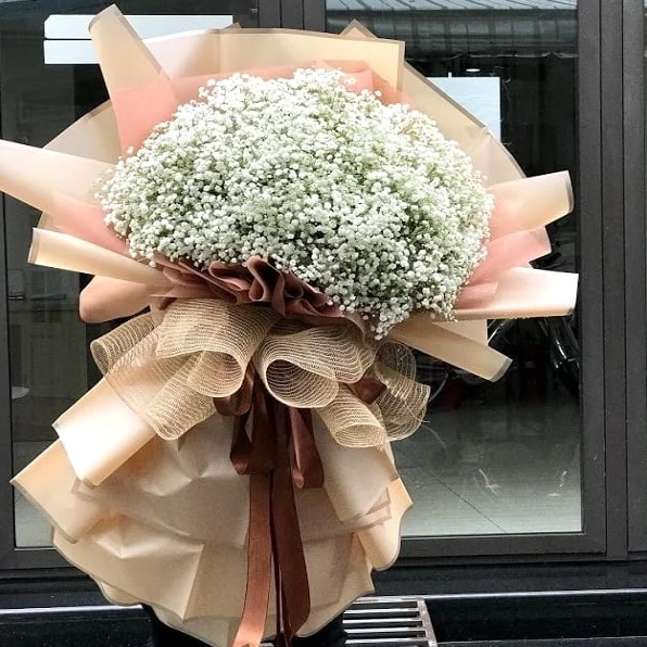 Bó Hoa Baby Hà Lan trắng khổng lồ bung nở dày như mây trắng trong không gian sang trọng