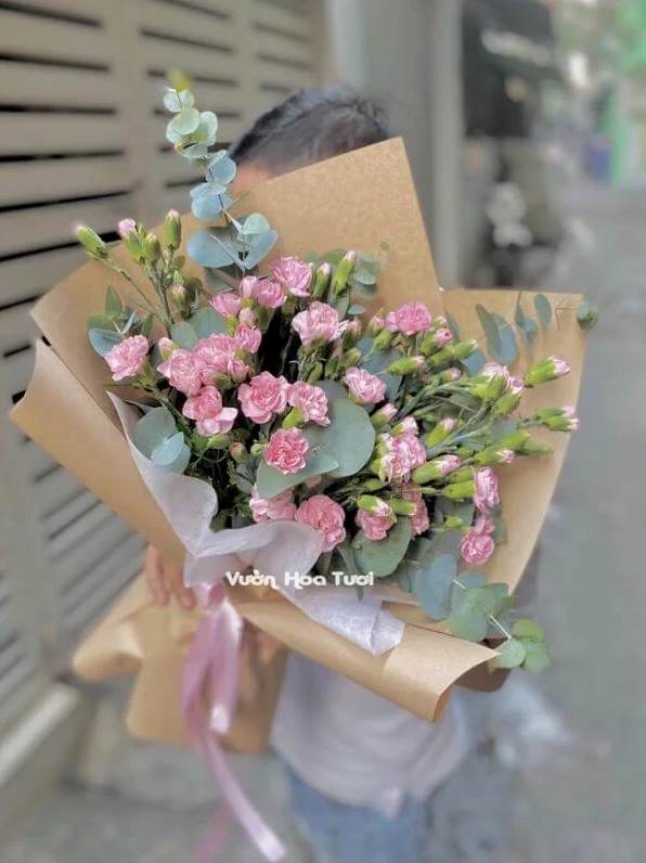 Bó Hoa Cẩm Chướng có nét dịu dàng và hợp phối cùng hoa baby trong các dịp tặng thân thương
