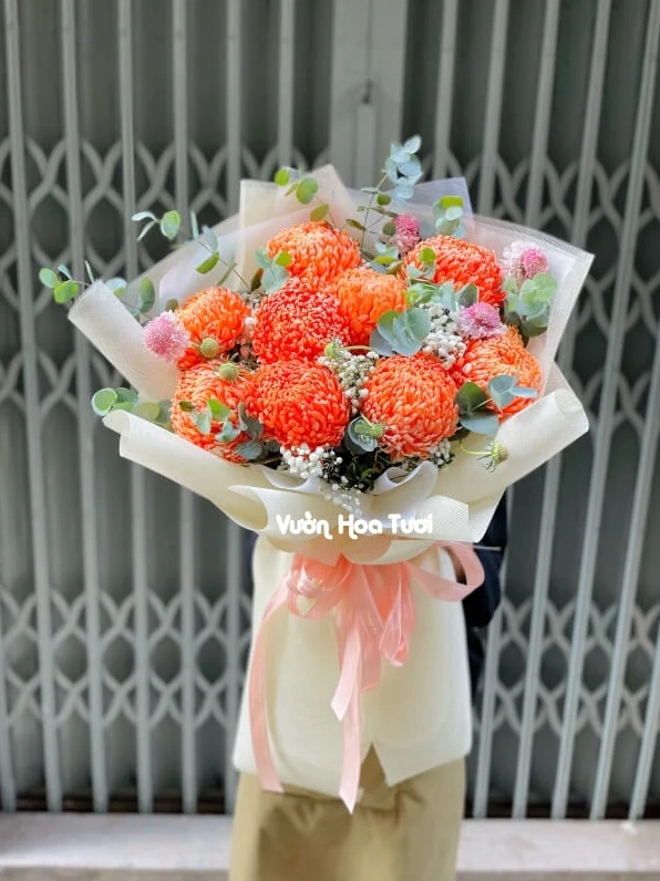 Bó Hoa Cúc Mẫu Đơn nổi bật trên nền sắc sáng nhẹ tạo hiệu ứng thanh lịch như có baby đệm