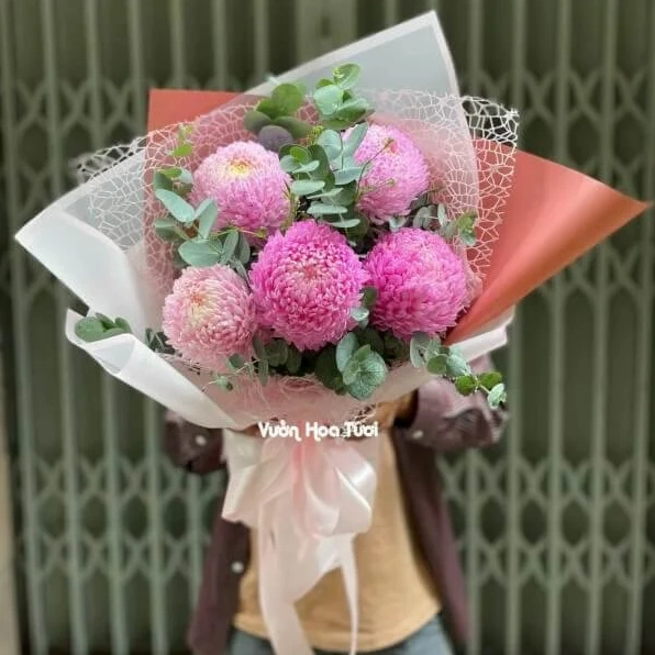 Bó Hoa Cúc Mẫu Đơn với gam sáng dịu, hài hòa khi đặt cạnh các cụm hoa baby trắng