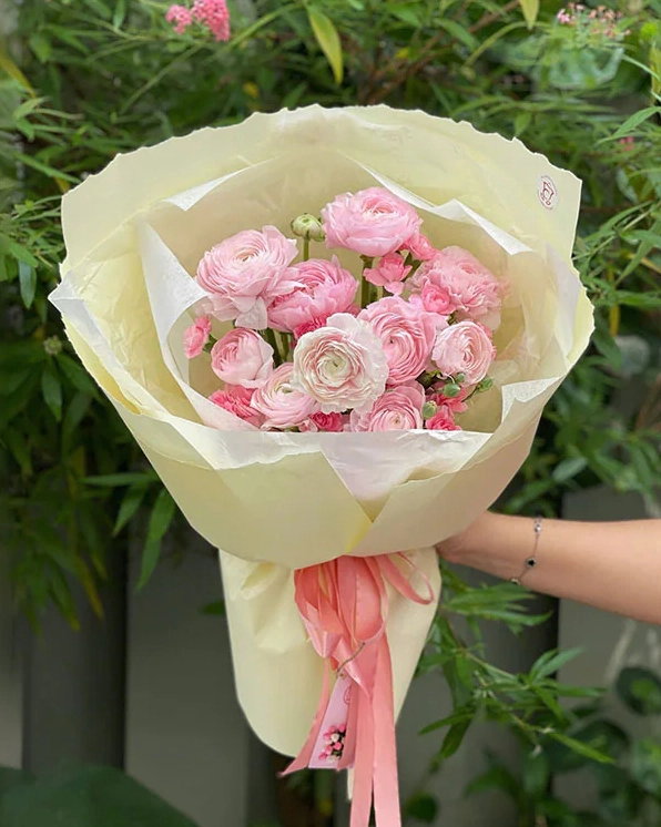 Bó Hoa Mao Lương hồng phối cùng tông cam tạo nên tổng thể trẻ trung, nổi bật và giàu sức sống