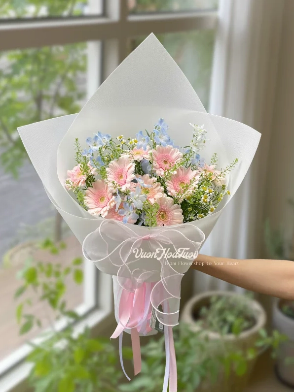 Bó hoa phối Delphinium cùng nền hoa nhỏ mềm mại gợi chất thơ của baby trắng