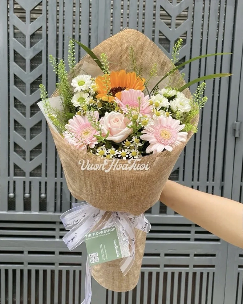 Bó hoa que kem sáng màu mang tinh thần trẻ trung và phù hợp phối với Hoa Baby Hà Lan