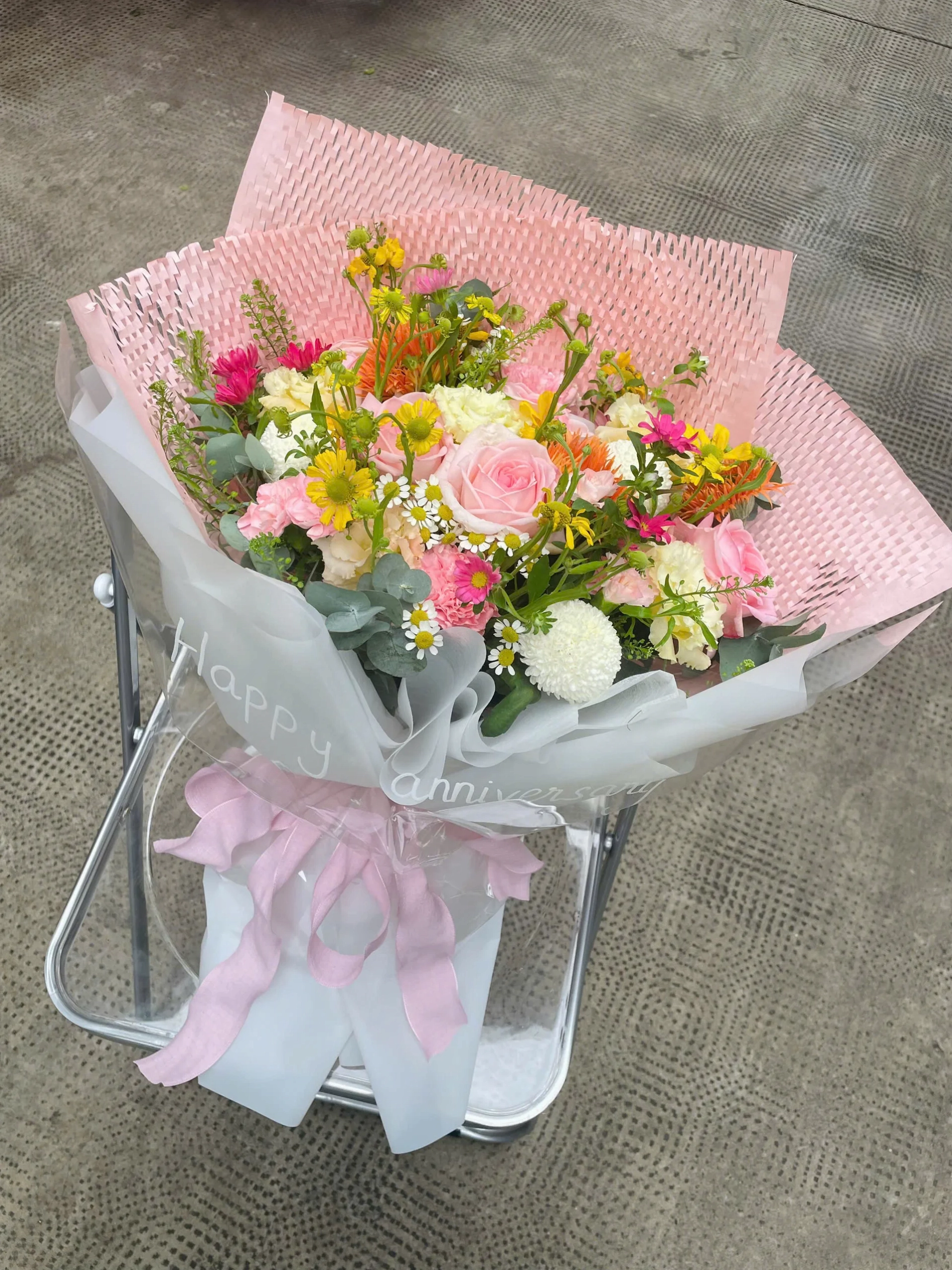 Bó hoa sắc hồng phong cách garden mix nổi bật hơn nhờ chất nền nhẹ và thoáng