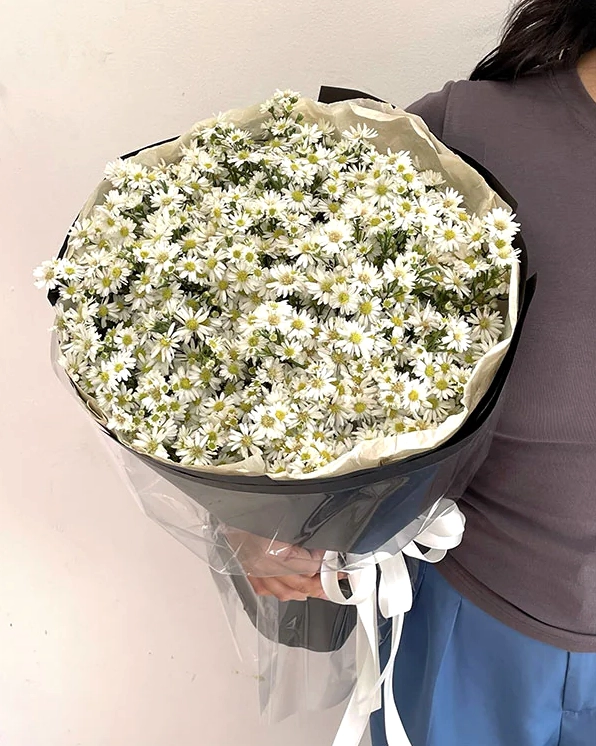 Bó Hoa Thạch Thảo được sắp xếp gọn gàng với sắc hoa nhẹ nhàng thích hợp làm quà tặng
