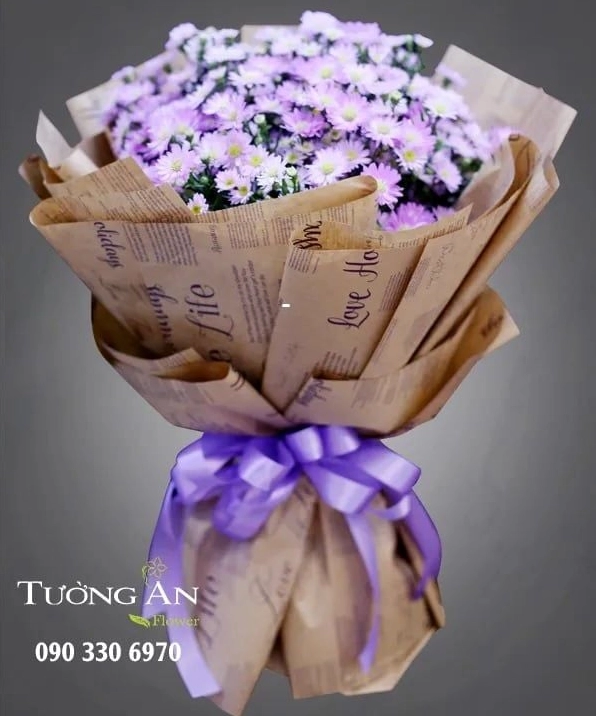 Bó Hoa Thạch Thảo tím được gói trang nhã với sắc tím dịu dàng nổi bật giữa nền ảnh sáng