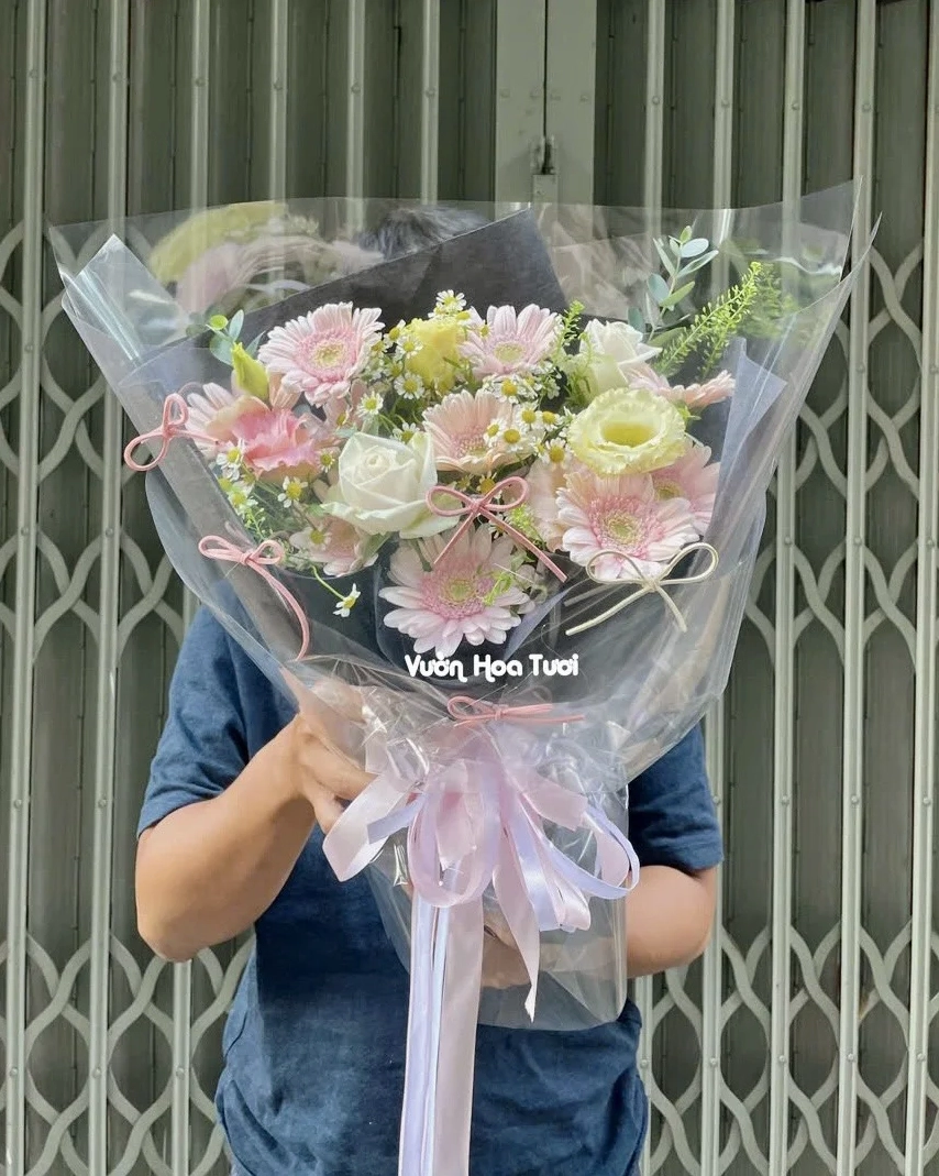 Bó hoa tông sáng dịu với cảm giác nhẹ nhàng phù hợp người yêu phong cách baby Hà Lan