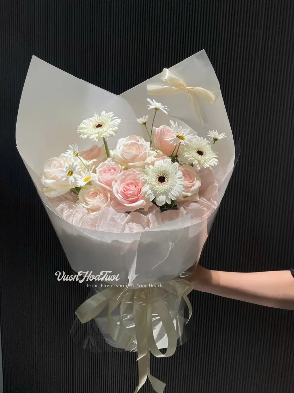 Bó hoa tông trắng bồng bềnh gợi liên tưởng đến vẻ mây mềm của Hoa Baby Hà Lan