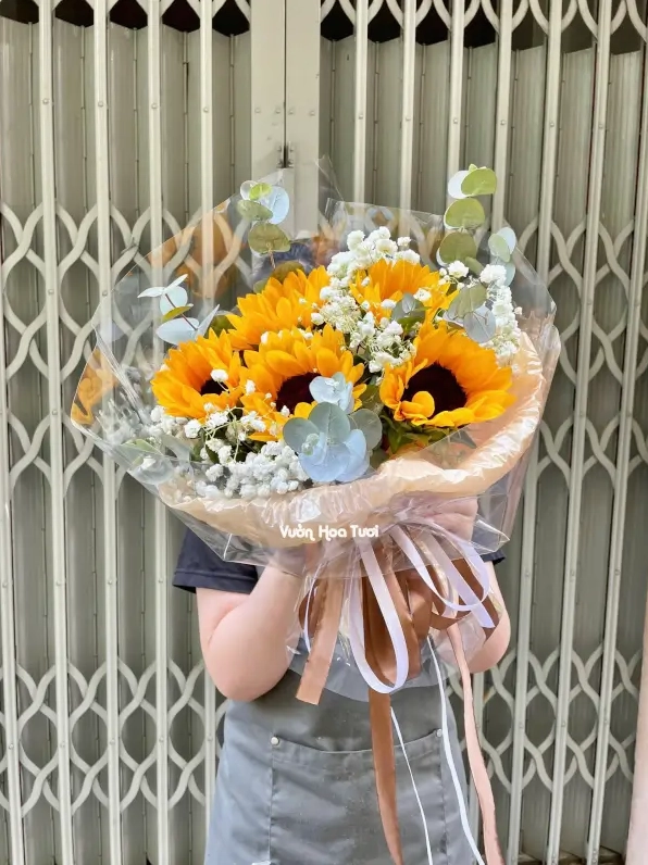 Bó Hướng Dương năm bông với phong cách chúc mừng trẻ trung và nền phối thanh thoát