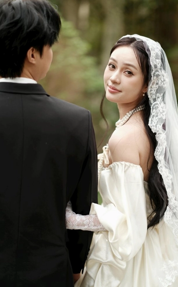 Bối cảnh cưới hỏi và phong thủy tuổi với gam màu trang trọng