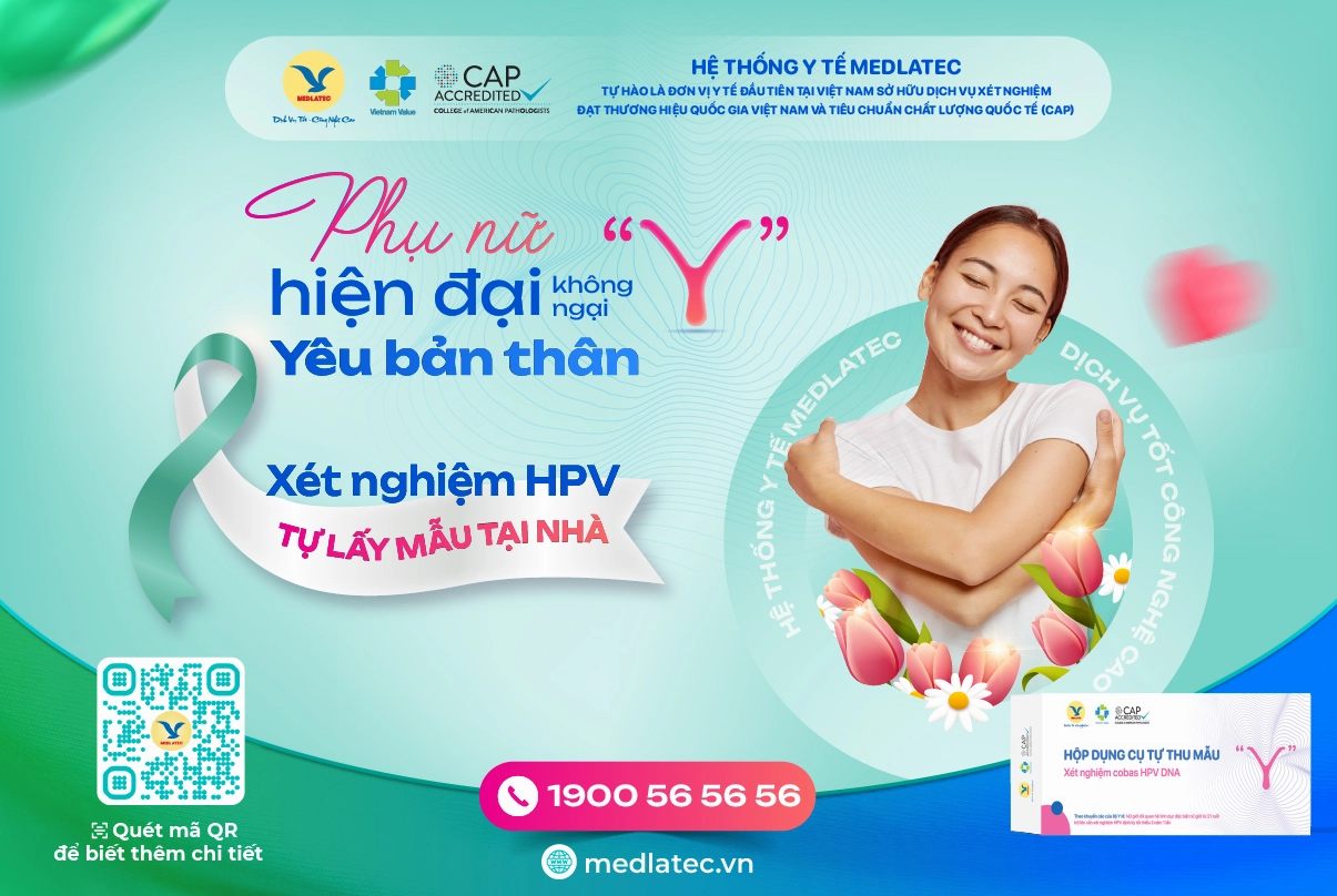 Bông hoa xuyến chi trắng nhỏ với nhụy vàng nổi bật mang vẻ đẹp thanh sạch giữa nền xanh
