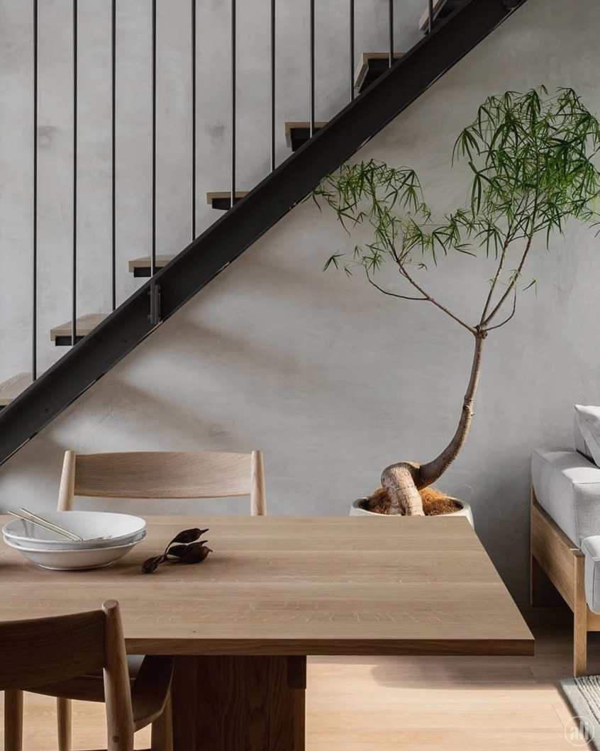 Bức tường được xử lý tự nhiên với vật liệu mộc và cây xanh làm điểm nhấn mềm mại